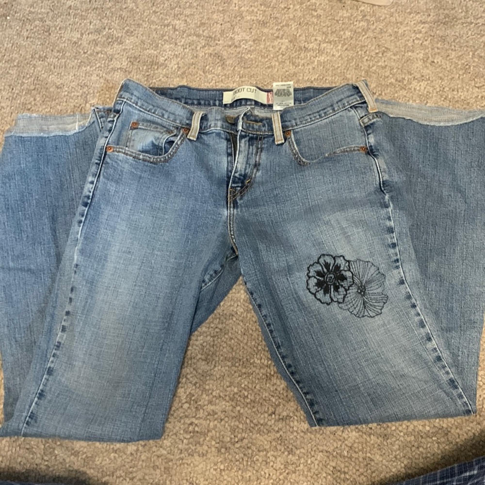 Size 4 low rise Levi’s jeans, light wash with embroidery detailing.